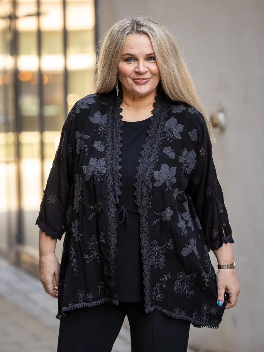 Johnny Was Paloma Lily sort kimono med knytting foran