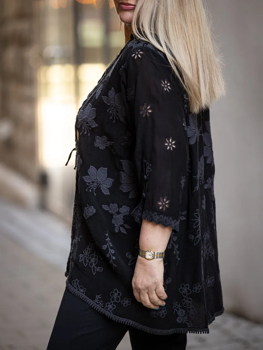 Johnny Was Paloma Lily sort kimono med knytting foran